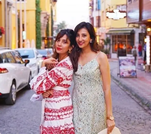 Chandni Singh With Her Sister (Chandni Singh)